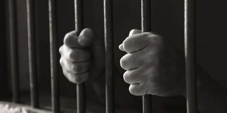 Tras ser asaltado, persigue, arrolla y mata a ladrón; lo acusan de homicidio