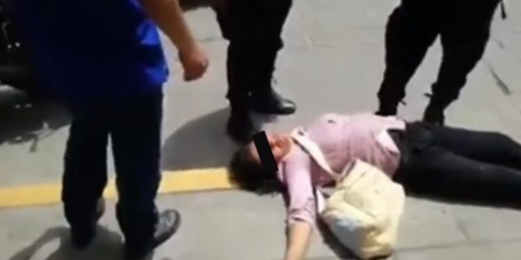 Video. ¡“Lady TLACUACHE”!: ladronzuela finge desmayo para no ser detenida