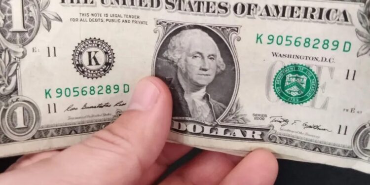 “Por favor, dame un dólar”: ancianito pide ir a la cárcel por robar un billete