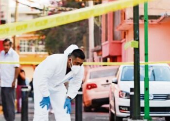 ACUCHILLA y mata a su AMIGA porque no le gustó la “rola” que cantaba