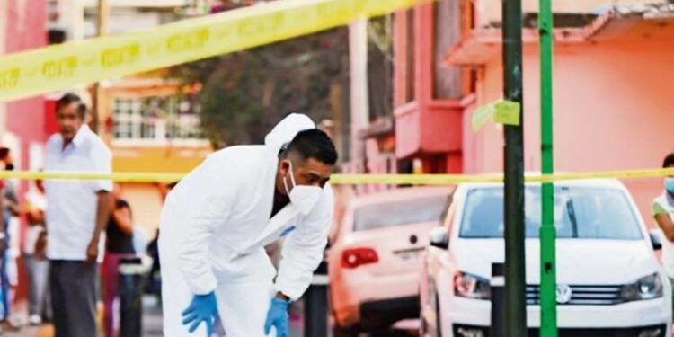 ACUCHILLA y mata a su AMIGA porque no le gustó la “rola” que cantaba