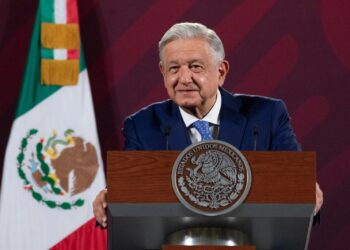 AMLO regresa recuperado a la mañanera: «salimos bien del COVID y aquí estamos»