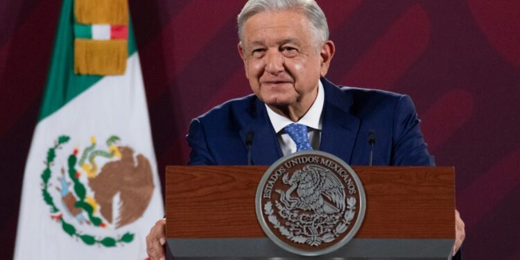 AMLO regresa recuperado a la mañanera: «salimos bien del COVID y aquí estamos»