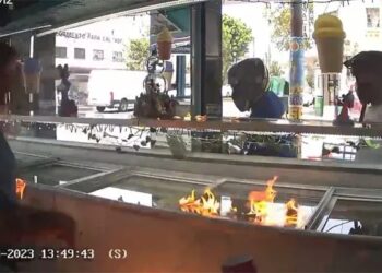 Video. ¡Horror!, extorsionadores prenden fuego a ancianito y a paletería en CDMX
