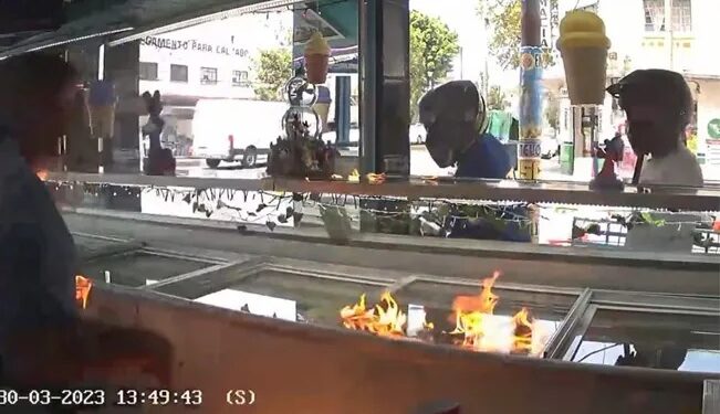 Video. ¡Horror!, extorsionadores prenden fuego a ancianito y a paletería en CDMX
