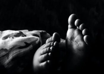 Padrastro GOLPEA y mata a BEBÉ; la madre lo ignoró mientras AGONIZABA en el suelo