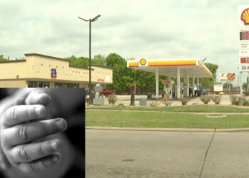 Encuentran a BEBÉ muerta dentro de los BAÑOS de una gasolinera en Texas