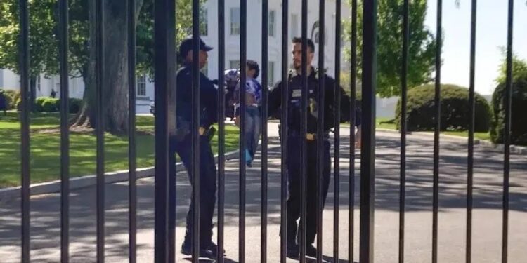 ¡Cuidado, BEBÉ suelto!, nene atraviesa gateando la cerca de la Casa Blanca y activa alarmas