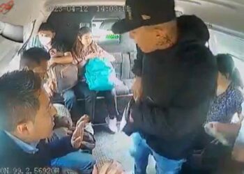 Video. “No me gustan las monedas, quiero billetes”: ladrón armado en combi