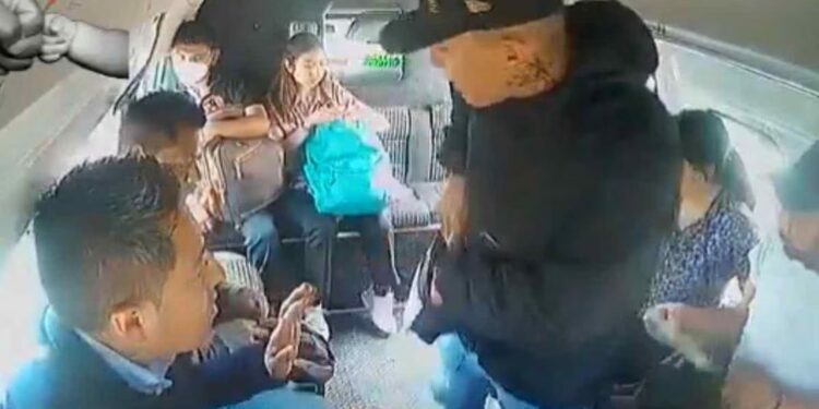 Video. “No me gustan las monedas, quiero billetes”: ladrón armado en combi