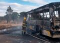 Terror en carretera: sujetos armados interceptan autobús con pasajeros y lo incendian