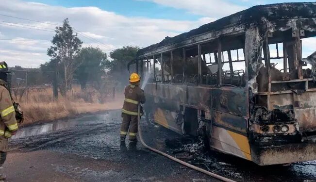 Terror en carretera: sujetos armados interceptan autobús con pasajeros y lo incendian