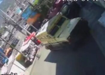 Video. Trata de SALVAR a su esposo, pero muere APLASTADO ante sus ojos