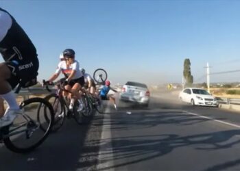 Video. Ciclistas salen «DISPARADOS» tras ser embestidos por conductor BORRACHO