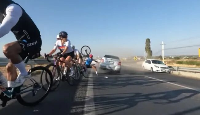 Video. Ciclistas salen «DISPARADOS» tras ser embestidos por conductor BORRACHO