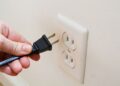 Muere ELECTROCUTADA cuando pisaba el suelo MOJADO al conectar aparato
