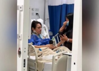 Video. Conmovedor: canta a su esposa para despedirse antes de morir en el hospital