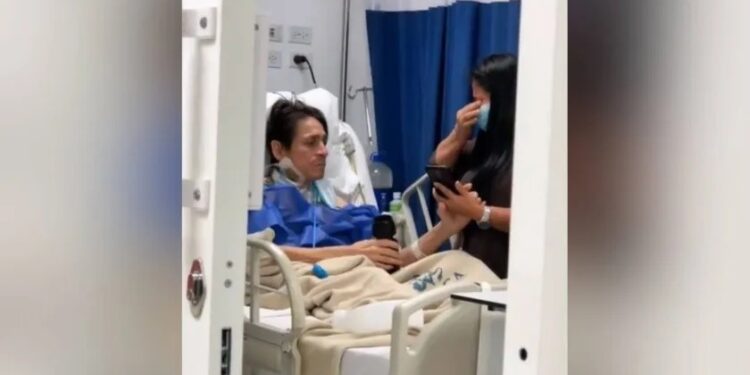 Video. Conmovedor: canta a su esposa para despedirse antes de morir en el hospital