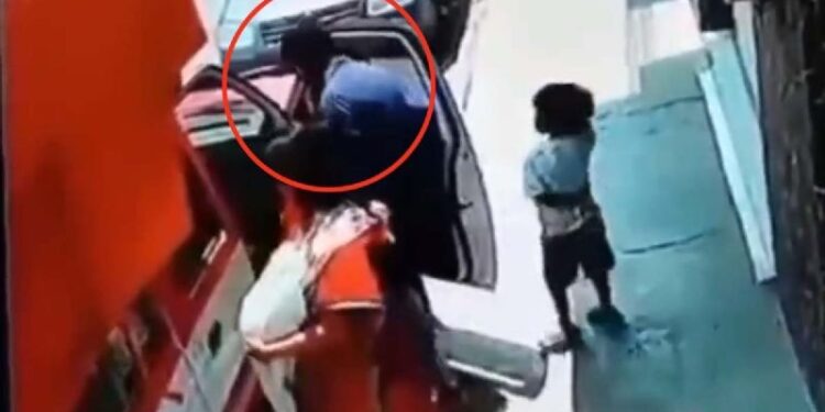 Video. ¡Espantoso!, matan con DISPARO en la nuca a sujeto frente a su NIÑO