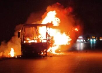 Horror en autobús: se desata infierno en la unidad con 36 pasajeros dentro