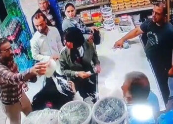 Sujeto ATACA a 2 mujeres en Irán por no llevar HIYAB y ¡terminan ARRESTADAS!