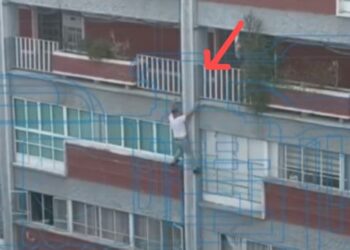 Video. ¡Terrible!, borracho se creía “spiderman”, cae y muere incrustado en una reja