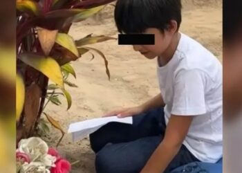 Video. Amor eterno: niño va a diario a la tumba de su mamá a hacer tarea