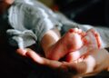 BEBÉ muere porque sus papás lo alimentaban “con la luz de SOL”