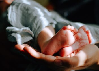 BEBÉ muere porque sus papás lo alimentaban “con la luz de SOL”