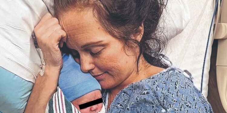 “Pensé que estaba ESTREÑIDA”: no sabía de su embarazo, va al baño y nace BEBÉ