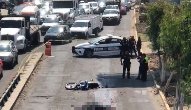 Video. ¡Horrible final!, motociclista termina «partido en dos» por camión de carga