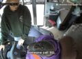 Video. Conductora de bus escolar se DESMAYA al volante y valiente NIÑO salva a todos