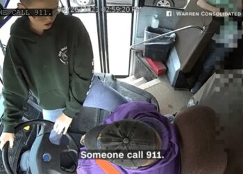 Video. Conductora de bus escolar se DESMAYA al volante y valiente NIÑO salva a todos