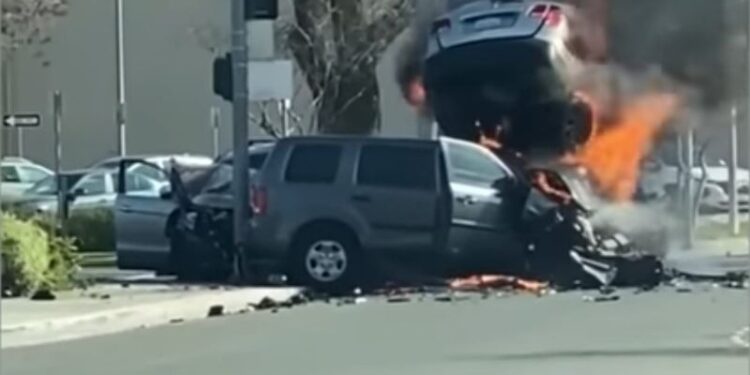 Niño roba auto y causa desgracia: mata a mujer y deja 10 heridos