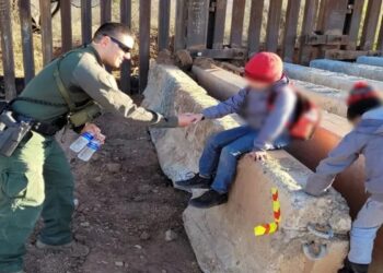 «Polleros» abandonado a NIÑOS de 5 y 8 añitos en la frontera; son rescatados