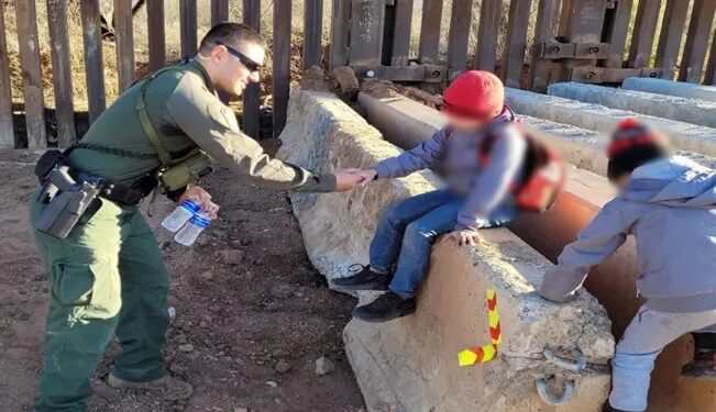 «Polleros» abandonado a NIÑOS de 5 y 8 añitos en la frontera; son rescatados