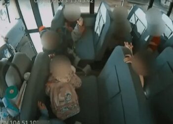 Video. Chofer de “bus” escolar FRENA bruscamente para que NIÑOS se golpeen 