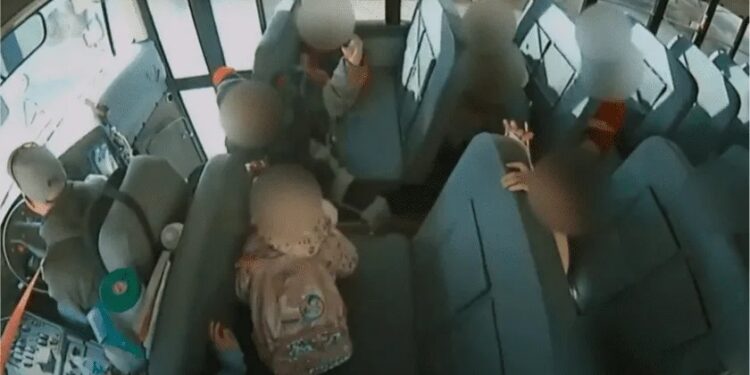 Video. Chofer de “bus” escolar FRENA bruscamente para que NIÑOS se golpeen