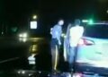 Video. Mujer ARROLLA a policía que se detuvo a AYUDAR a conductor