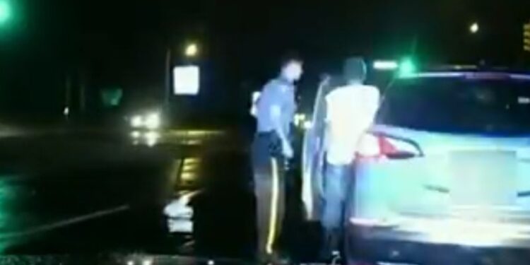 Video. Mujer ARROLLA a policía que se detuvo a AYUDAR a conductor