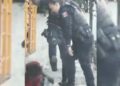 Video. Captan a «polis» GOLPEANDO a hombre sin hogar y las redes estallan