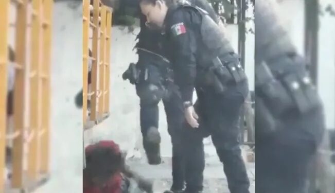 Video. Captan a «polis» GOLPEANDO a hombre sin hogar y las redes estallan