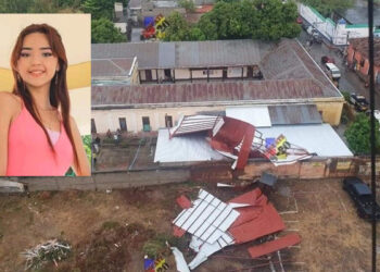 ¡Maestra arriesga su vida para salvar a niños de morir aplastados por techo!