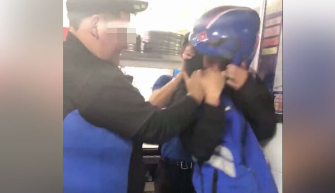 Video. Gerente de Domino’s Pizza GOLPEA y HUMILLA a repartidor por diversión