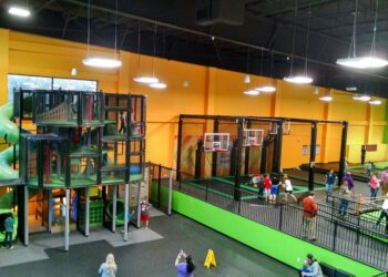 Niño MUERE tras pelear a GOLPES contra otro menor en parque de trampolines