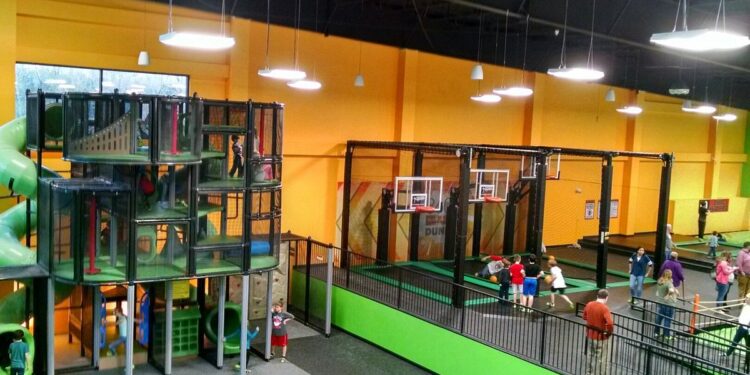 Niño MUERE tras pelear a GOLPES contra otro menor en parque de trampolines