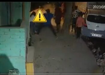 Video. ¡Apuñala y lapida a su novia de 16 años en la calle y nadie la defiende!