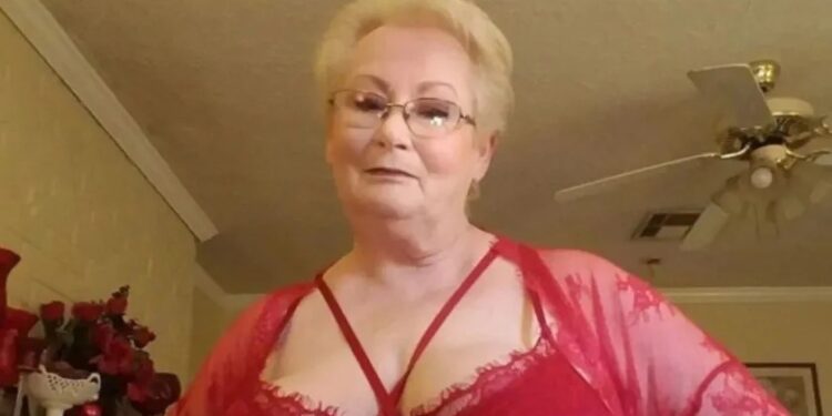 Mujer de 70 años se convierte en estrella de OnlyFans para ayudar a su hijo enfermo