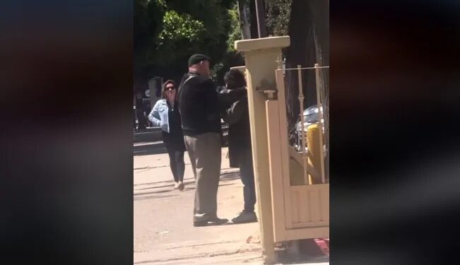 Video. Captan a hombre obligando a indigente a tocar sus partes íntimas en Tijuana
