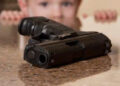 Bebé de 2 años se MATA al manipular PISTOLA que encontró en su casa